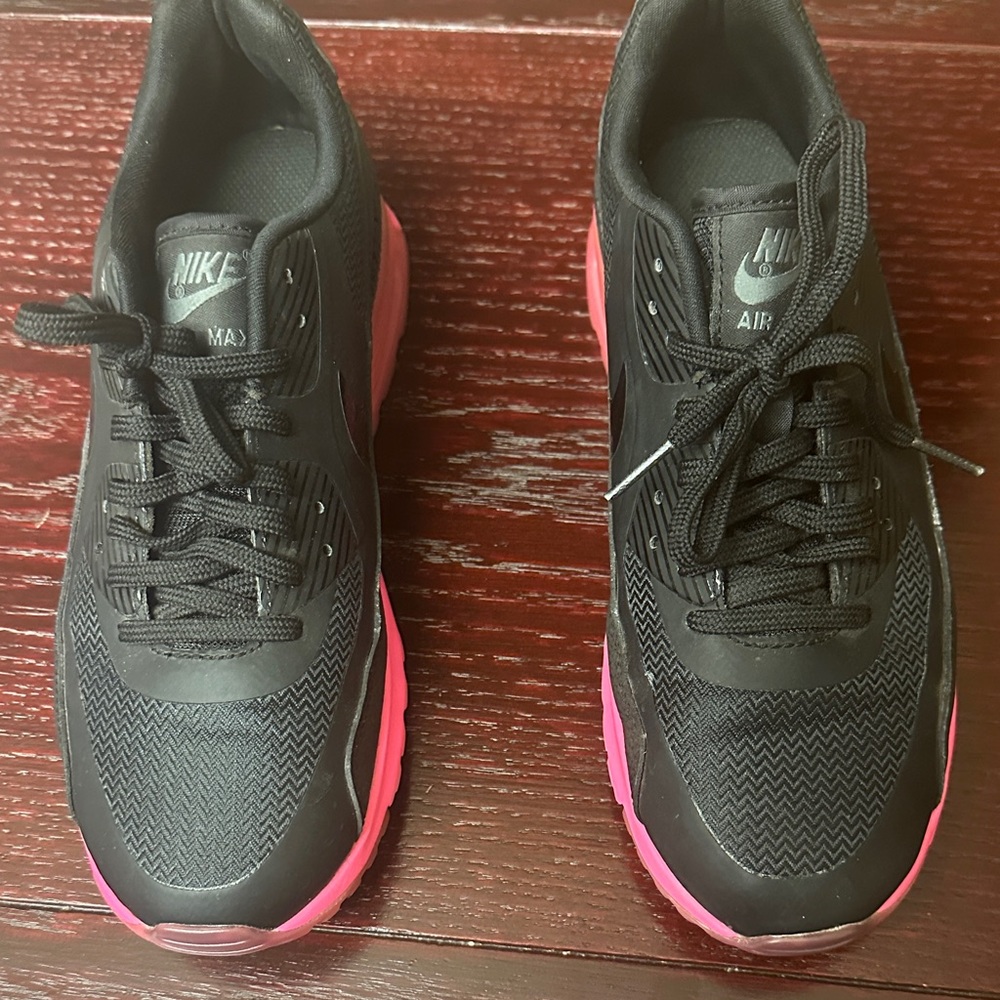 Nike Women's Black and Pink Air Max Sneakers